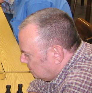 Klaus beim Schachspiel im Vereinsheim
